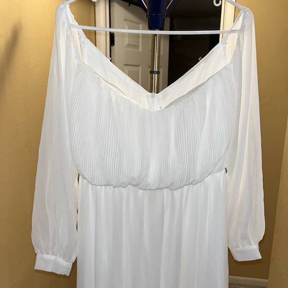 White off the shoulders flowing dress, - Picture 4 of 4